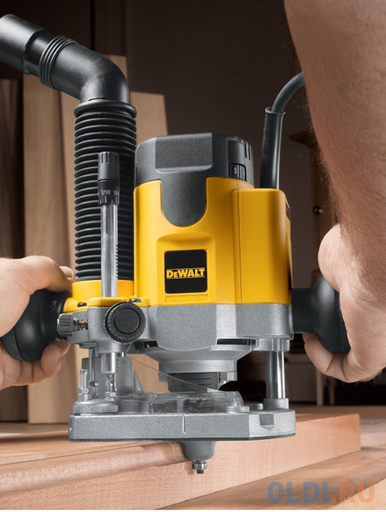 Фрезер DeWALT DW621  1100Вт 8000-24000об/мин макс.ход 55мм диам.хв.6-8мм в Москвe