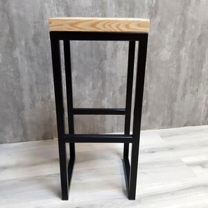 Барный стул Akur Loft SB2 металлокаркас черный декор прозрачный лак